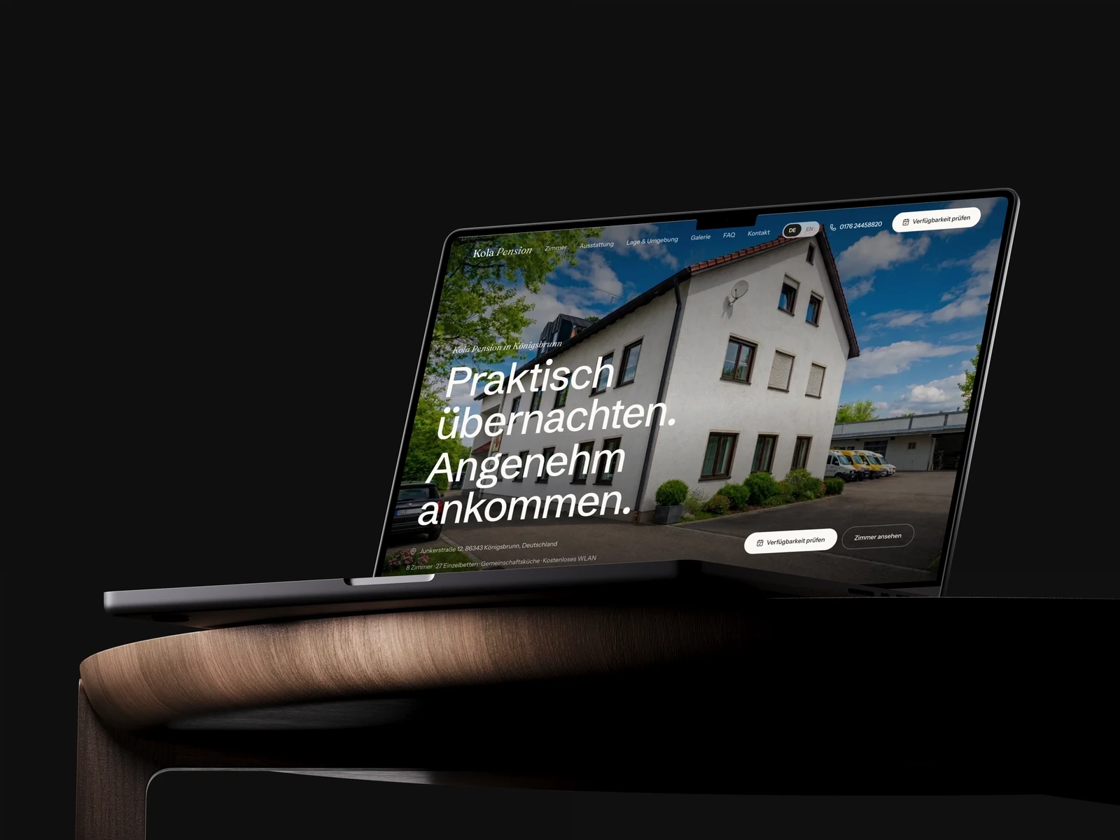 Kola Pension: Website mit dem Gästehaus in Königsbrunn auf einem Laptop