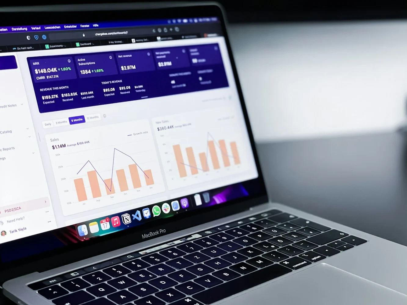 Laptop mit Marketing-Auswertungen und Berichten zur Website-Performance